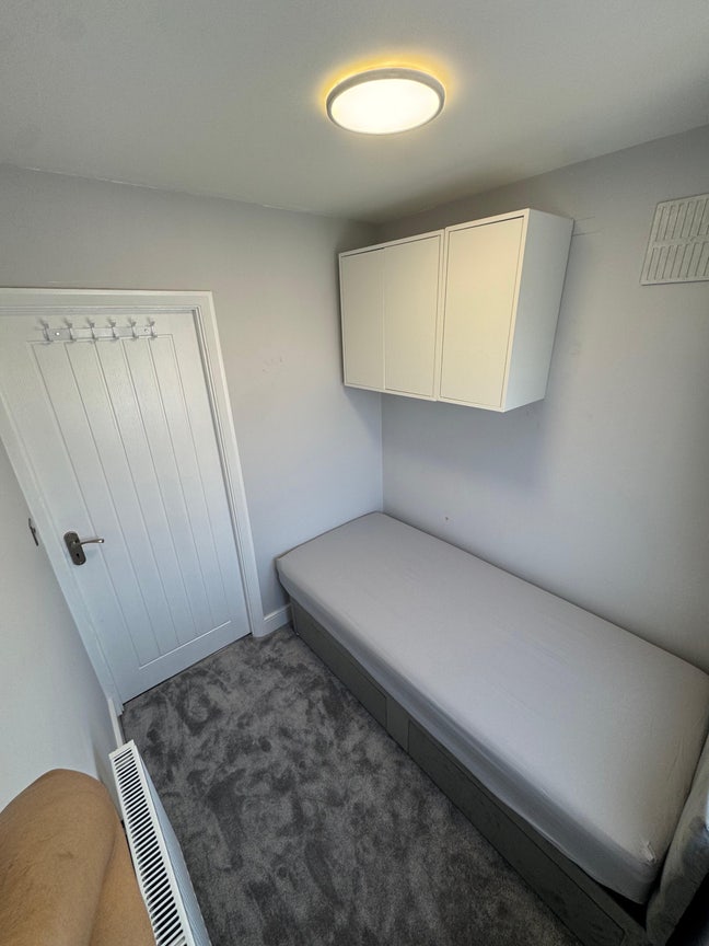 Newly furnished single room available  Main Photo