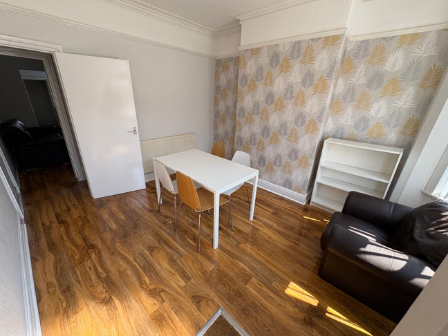 *** Students - 2 Bed Student House*** Main Photo