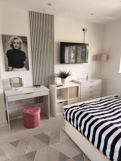 Large bright modern room in clean and quiet house Main Photo