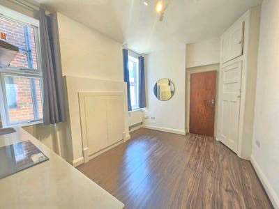 Spacious studio flat close to Golders Green statio Main Photo