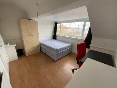 Bright Room in Stylish House-Share Main Photo