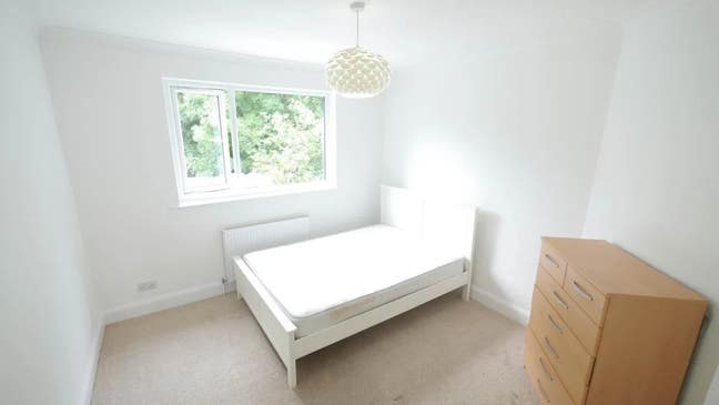 Spacious 2-Bed Flat for Rent- AL4 0XP Main Photo