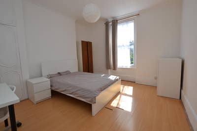Huge Room Available Near Mile End Main Photo