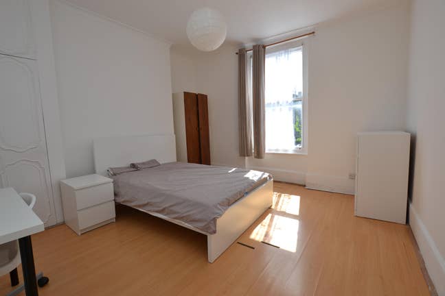 Huge Room Available Near Mile End Main Photo