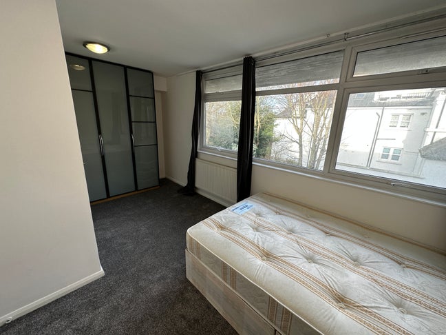 Two Double Ensuites and Two Single Rooms at HA2!! Main Photo