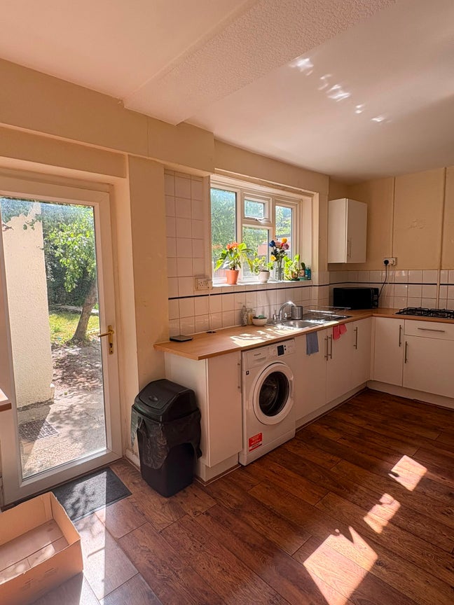 1 bedroom available in a spacious 3 bed house  Main Photo