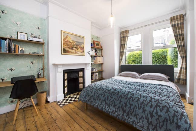 Large Double Room with Desk and Private Garden Main Photo