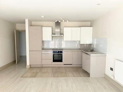 **Spacious 2 Bedroom Flat to Rent W/Garden, KT10** Main Photo