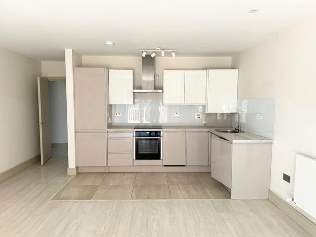 **Spacious 2 Bedroom Flat to Rent W/Garden, KT10** Main Photo
