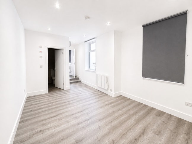 Beautiful Studio to Rent in Finchley Central N3 Main Photo