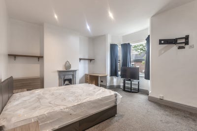 Large room now available - close to train station Main Photo