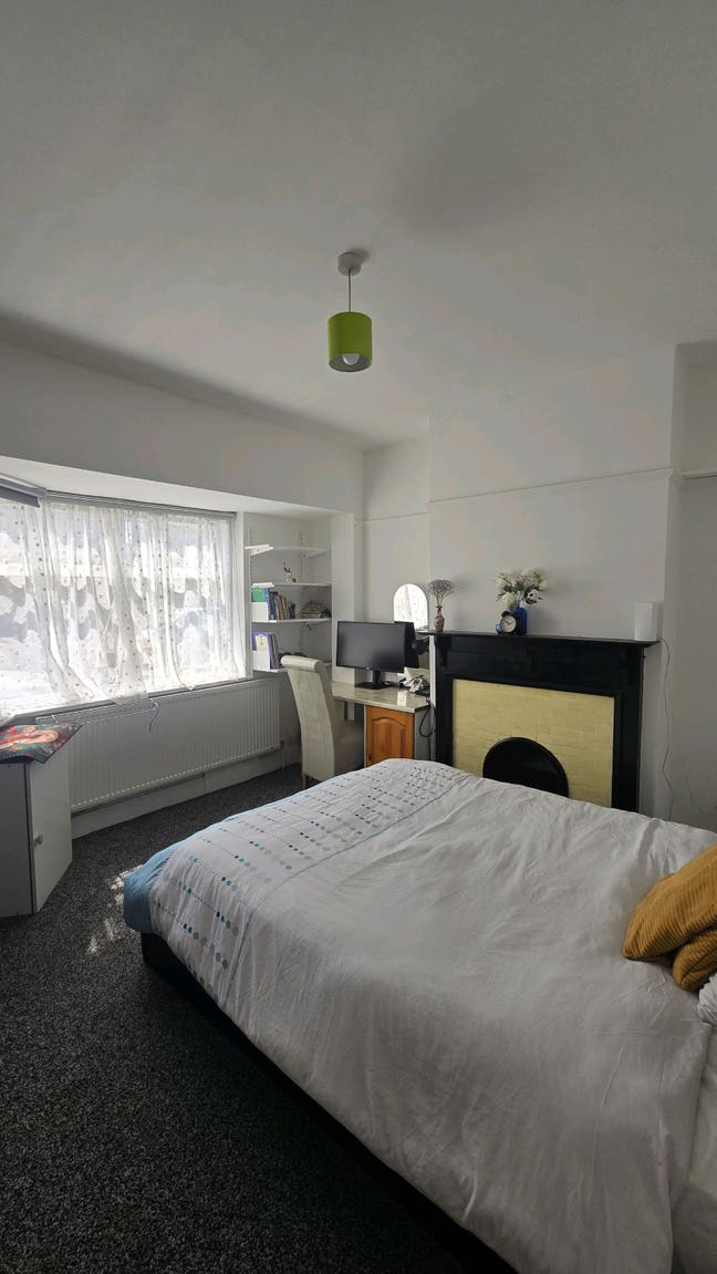 Spacious Double Room Available in E6 3RZ – &pound;850 PC Main Photo