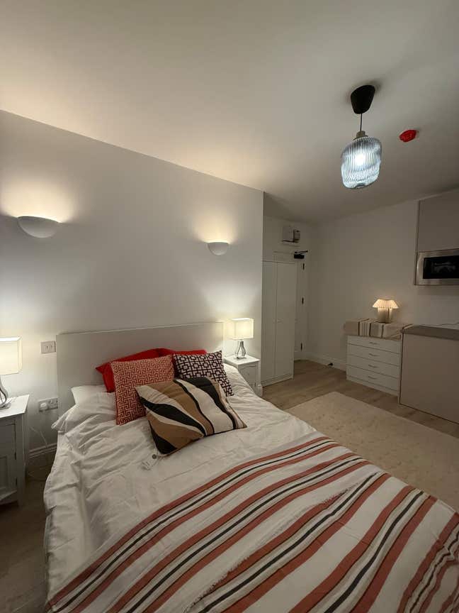 Double Ensuite Room with Kitchenette - Ealing W5 Main Photo