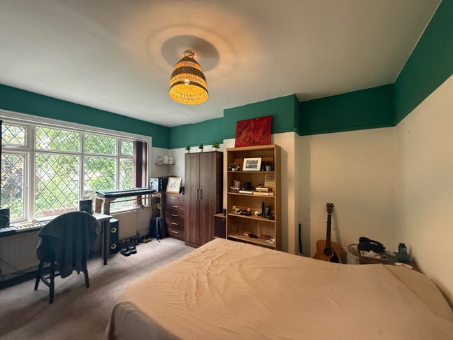 1 Room Going (House of 4) - Far Headingley Main Photo
