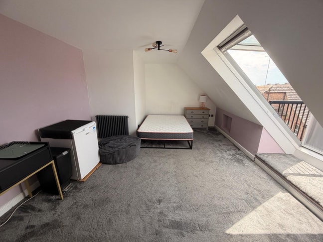 2 large rooms one en-suite Main Photo