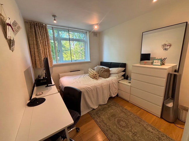 Double Room Available Clapham Common in 3 Bed Flat Main Photo