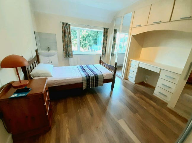 Double room 2 mins from Sutton High Street Main Photo