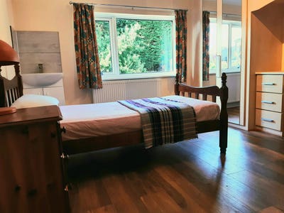 Double room 2 mins from Sutton High Street Main Photo
