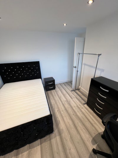 Clean double room in Liverpool Street Brick Lane Main Photo