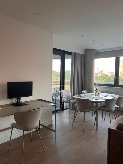 Modern and spacious room in Wembley  Main Photo