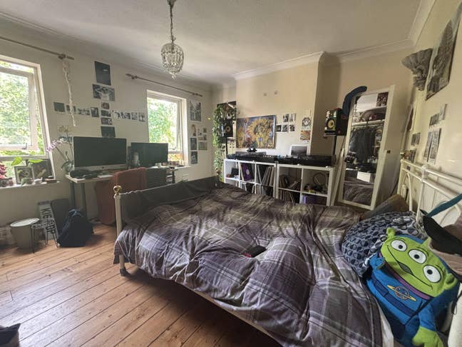 Large Double Bedroom Natural Sun Light  Main Photo