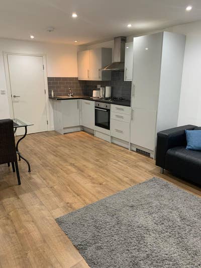 Bright 2 Bed by station - 21 Minutes into London Main Photo