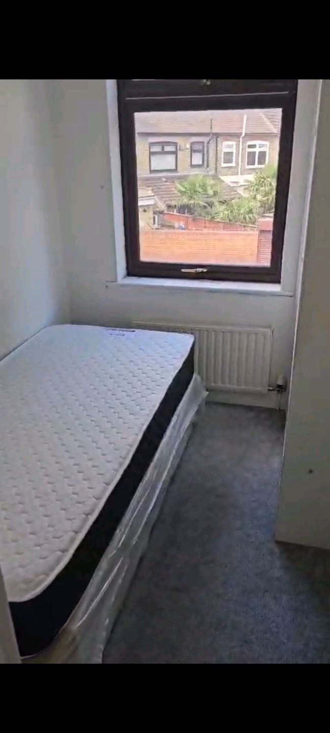 Bright Single Room with Bed & Cupboard  Main Photo