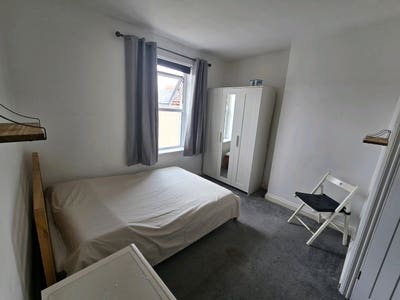 Ensuite bedroom, quiet house, low deposit Main Photo