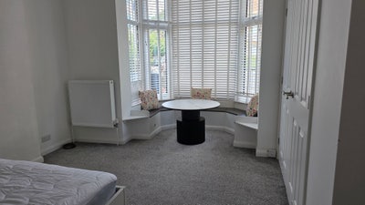 Luxury flat in convenient city location near river Main Photo
