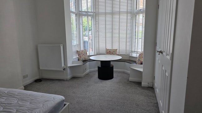 Luxury flat in convenient city location near river Main Photo