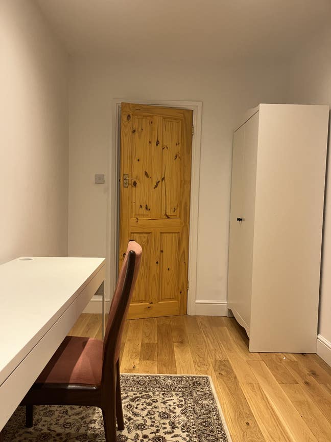 En-suite room for rent ( Prefer Female) Main Photo