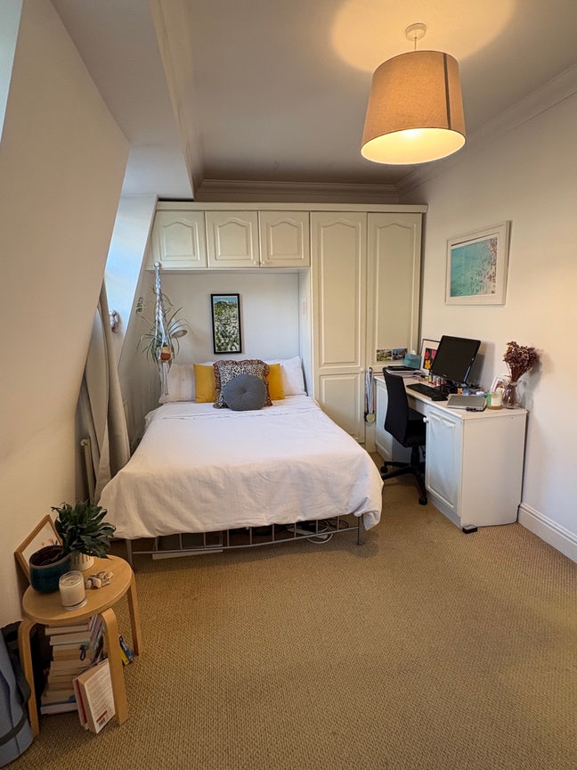 Room available in De Beauvoir  Main Photo