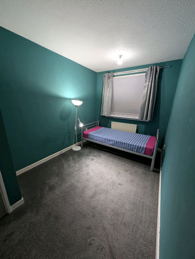 Room in Airdrie  Main Photo