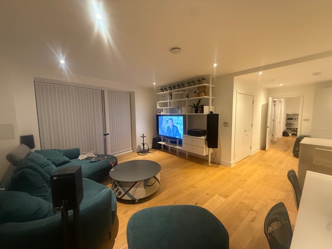Looking for female flatmate :) Main Photo