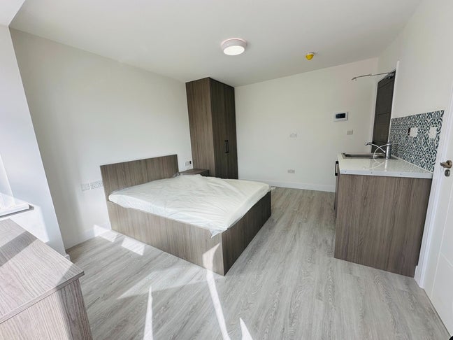 Room in a Shared House, Greencroft Road, TW5 Main Photo