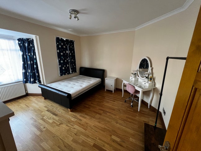 Large modern double room in spacious house Main Photo