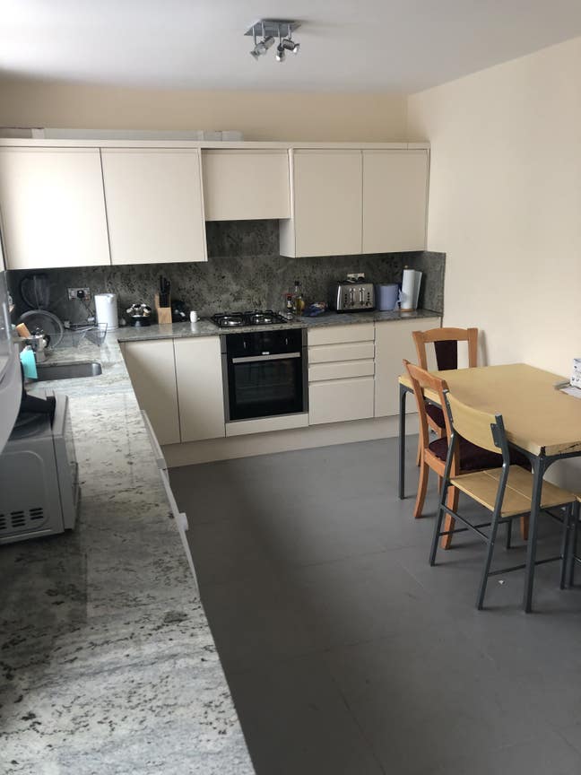 Huge ensuite in canary wharf, easy references!  Main Photo