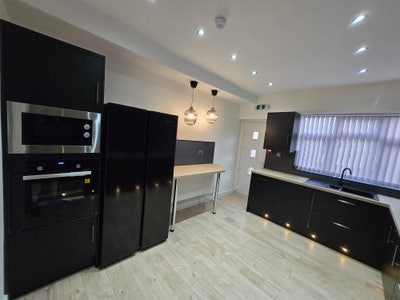 Rooms in a professional brand new HMO Main Photo