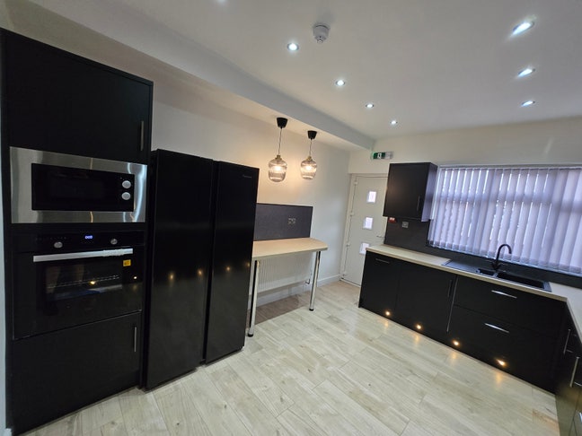 Rooms in a professional brand new HMO Main Photo