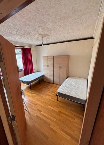 Twin room for 2 friends - 100&pound; per week per person Main Photo