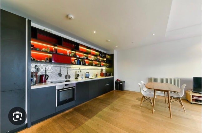 Canning Town City Island E14 - Female preferred Main Photo
