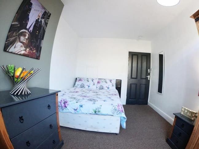 Large Double room .!! Main Photo
