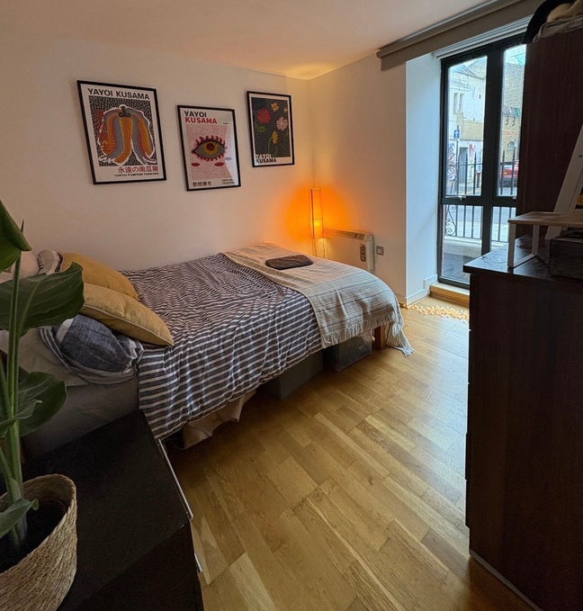 Bright Double Room in 2 Bed Whitechapel Flat  Main Photo