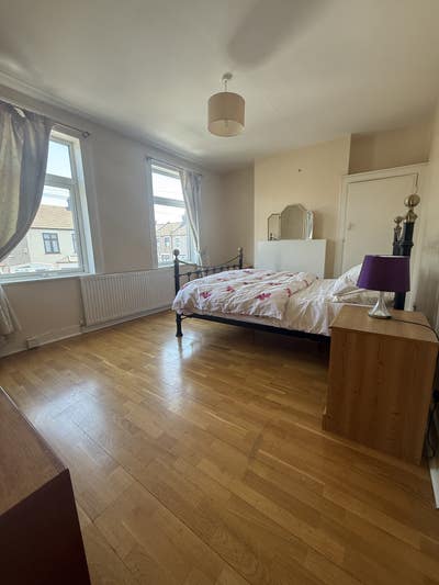 Large Room & shower room & lounge & garden Main Photo