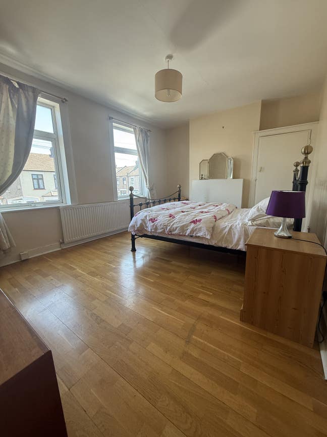 Large Room & shower room & lounge & garden Main Photo
