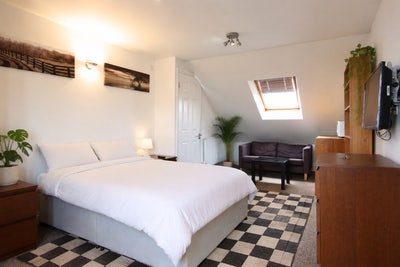 Studio Sized Loft Ensuite - Lounge & Garden 🏡 Main Photo