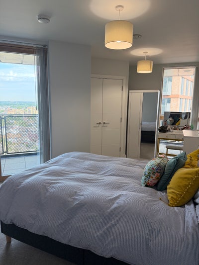 Spacious double bedroom with canal view Main Photo