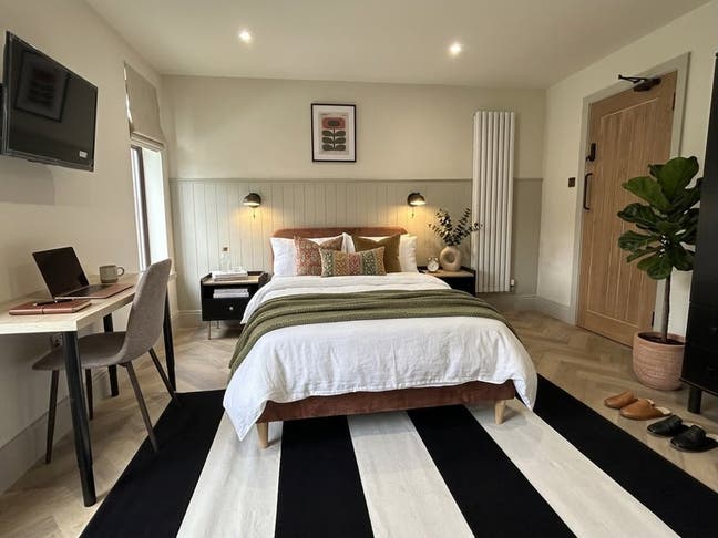 Fully Inclusive Ensuite/Studio - Folly Lane Main Photo