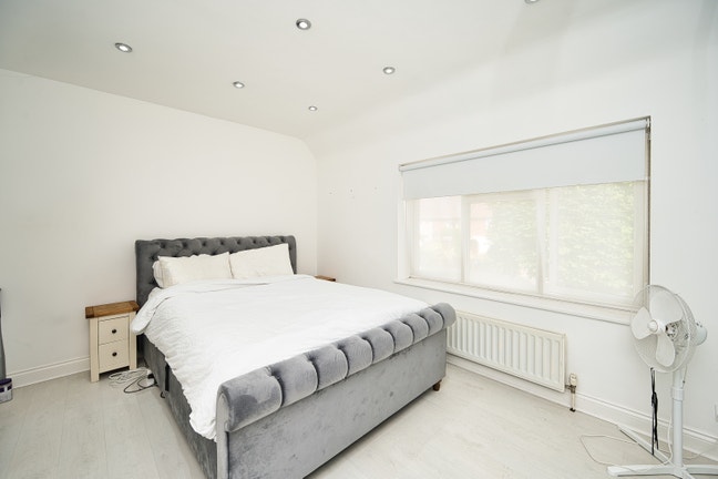 Modern 2 Bed House in Barking & Dagenham RM9 Main Photo