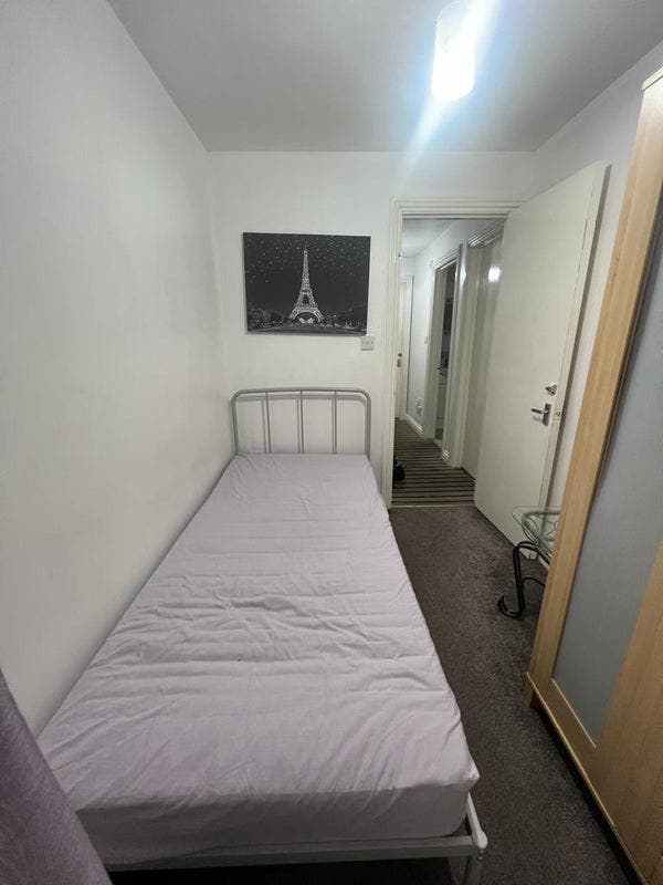 Single Room to Rent - &pound;600p/m - Negotiable Main Photo